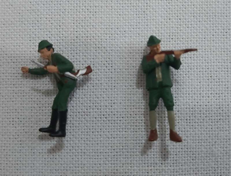 Figurines scale hO, 8 hunters with animals, 4 hunters with rifles, without original boxes