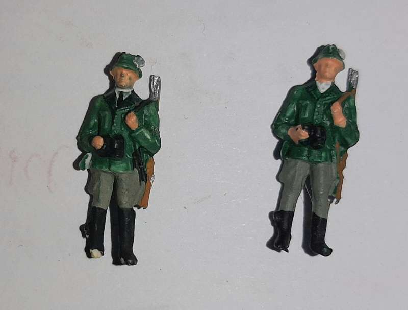 Figurines scale hO, 8 hunters with animals, 4 hunters with rifles, without original boxes
