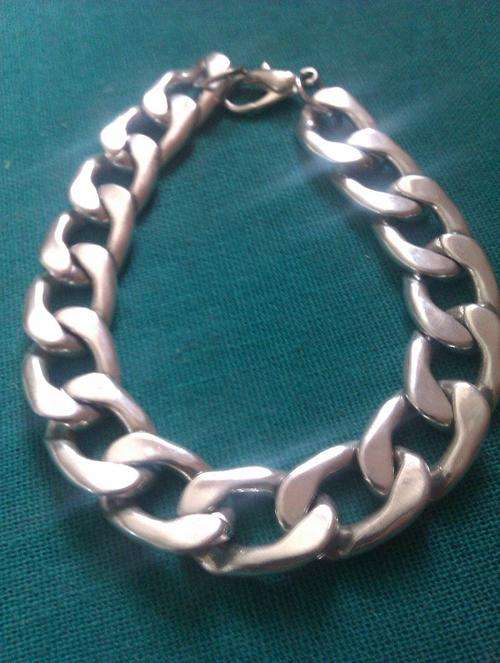 HEAVY   SILVER TONE  CURB BRACELET
