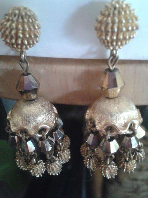 VINTAGE DROP CLIP EARRINGS.