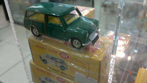 DINKY TOYS 197 MORRIS MINI TRAVELLER