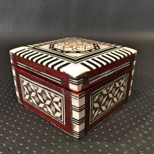 Highly Detailed Rosewood Trinket Box With Mother of Pearl Inlay