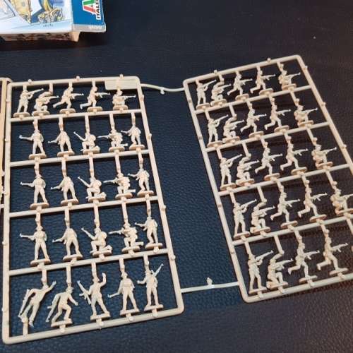 ITALERI Nato Pilots and Ground Crews ( Scale 1:72)