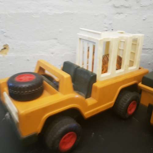 RARE!!! Original 1975, Fisher-Price Safari Collection...(Catch Net and Pens Included!!!)