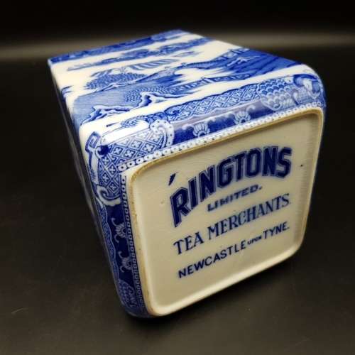 Vintage Blue and White Oriental Themed Ringtone Tea Merchants Vase!!!!