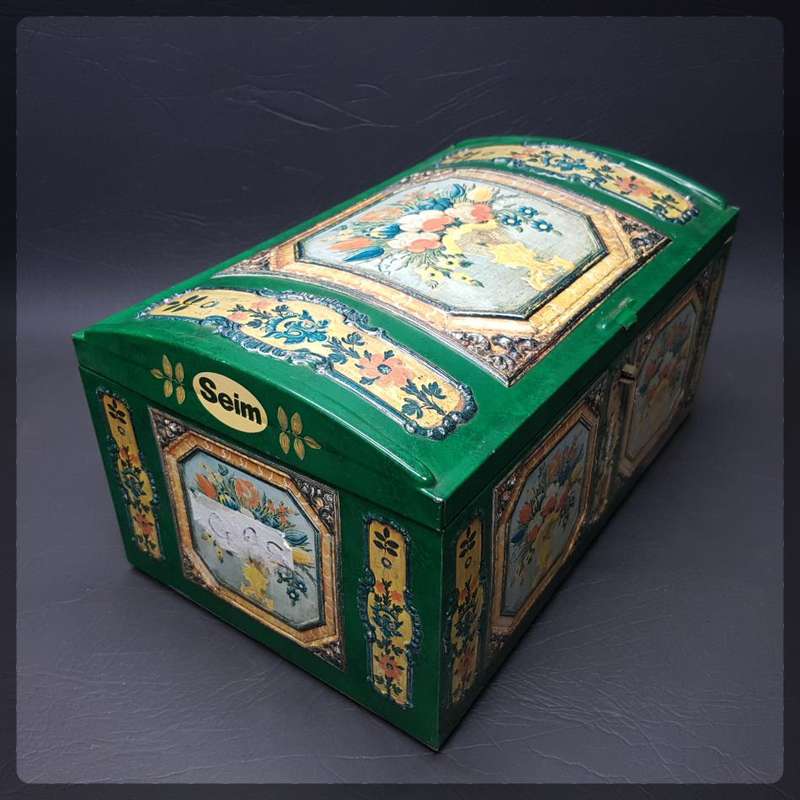 Large Vintage Highly Decorative Treasure Chest Styled Lithographed and Embossed Tin Bread Bin!!!