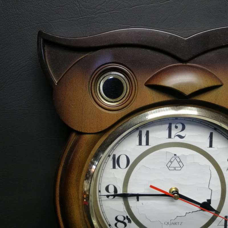 RARE!!! LARGE Original Vintage Owl Wood Finished Wall Clock (Clock Works, Pendulum Not Tested)