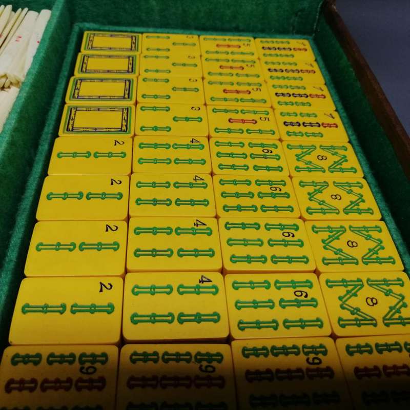 RARE!!! Antique (c1920)Leather Cased Bone Hand Finished Mahjong Board Game - Complete!!!