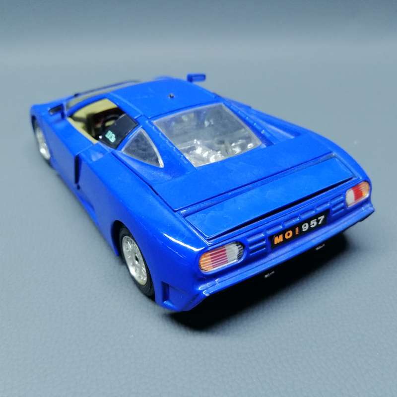 Die Cast Metal Bburago Bugatti 1:24