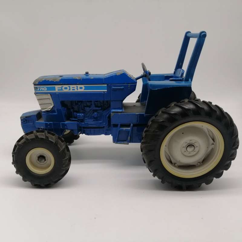 FANTASTIC!!! LARGE Original Solid Cast Metal ERTL Ford Tractor!!!