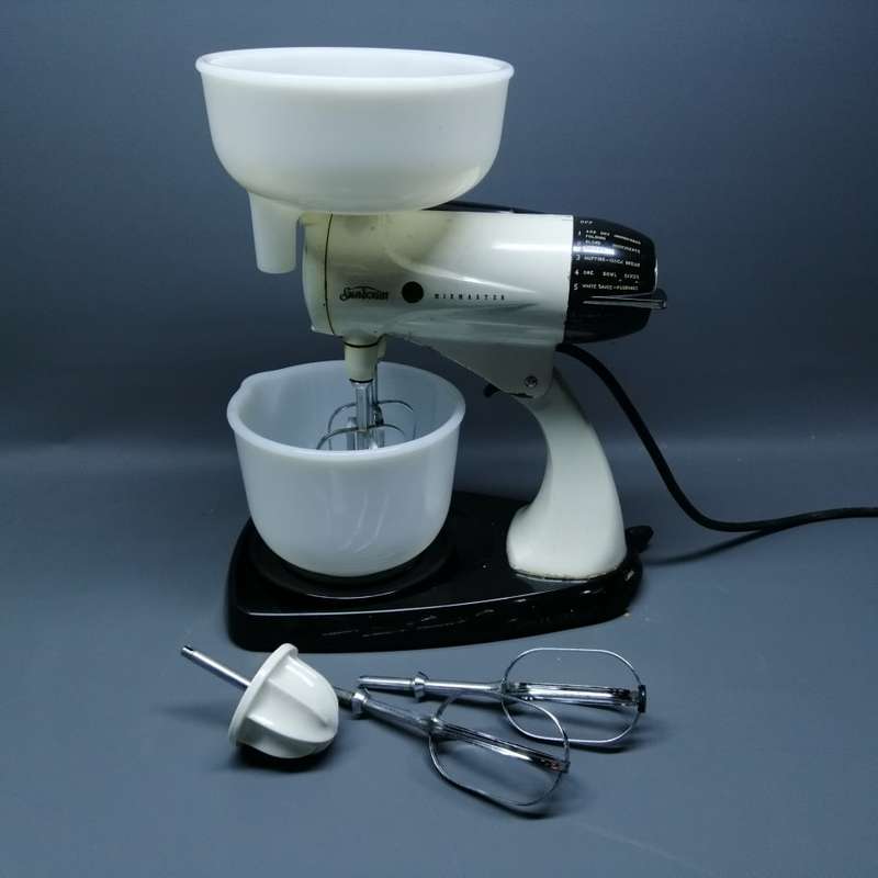 1956 Vintage Sunbeam Mixmaster With Original Pyrex Milk Glass Mixing Bowls!!! Working!!!