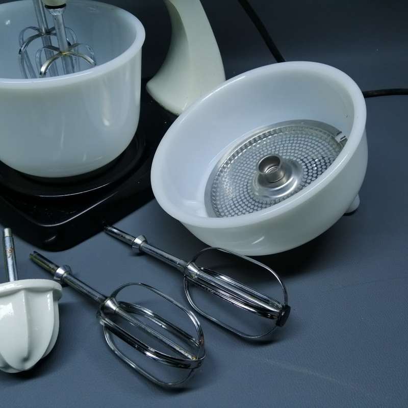 1956 Vintage Sunbeam Mixmaster With Original Pyrex Milk Glass Mixing Bowls!!! Working!!!