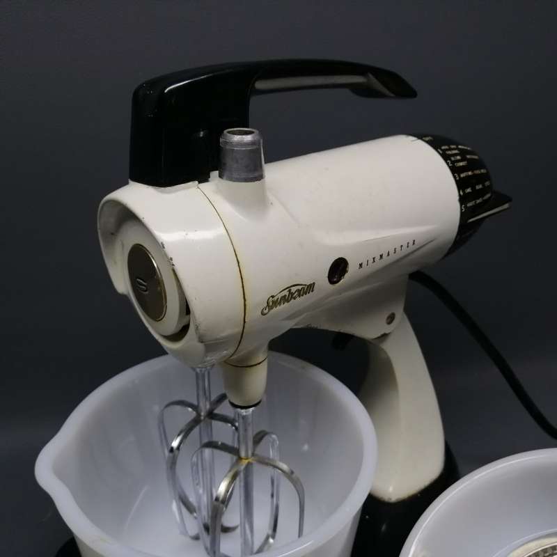 1956 Vintage Sunbeam Mixmaster With Original Pyrex Milk Glass Mixing Bowls!!! Working!!!