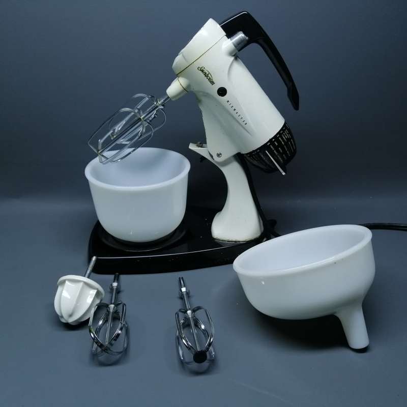 1956 Vintage Sunbeam Mixmaster With Original Pyrex Milk Glass Mixing Bowls!!! Working!!!