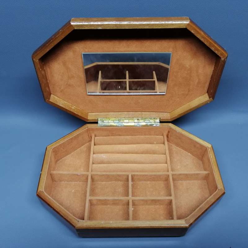 Vintage Highly Detailed Hand Crafted Lacquered Wood Jewelry Box!!!
