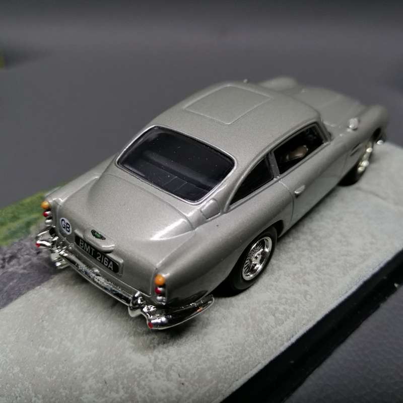 Original Cased Highly Detailed Aston Martin DB5 James Bond Die Cast Metal Car!!