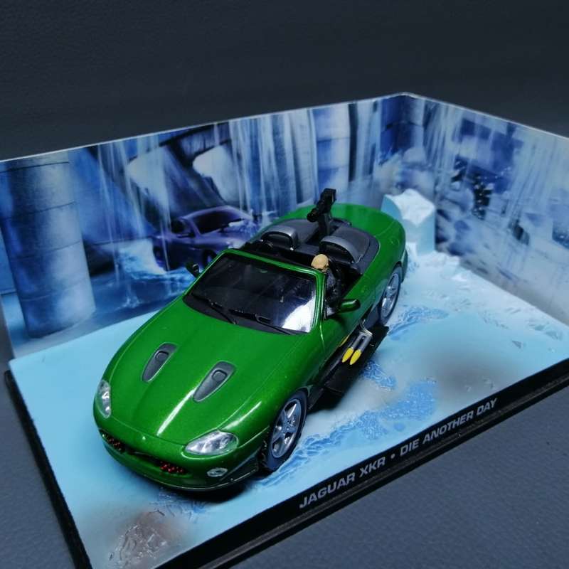 Original Cased Highly Detailed Jaguar XKR James Bond Die Cast Metal Car!!