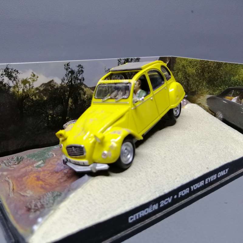Original Cased Highly Detailed Citroen 2CV James Bond Die Cast Metal Car!!