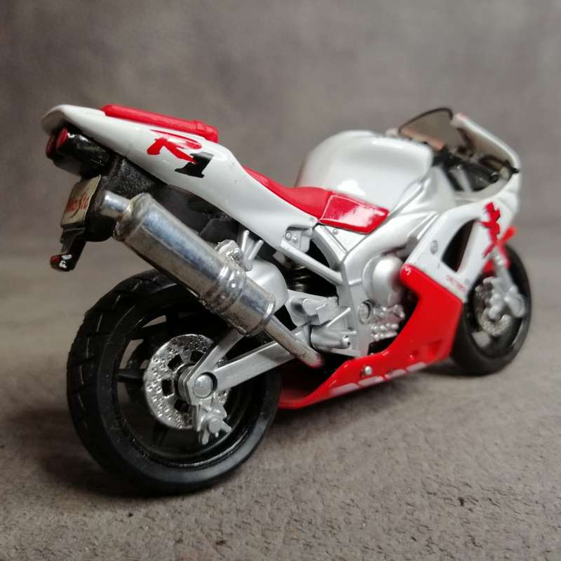 Yamaha YZF R1 Die Cast Model Motorcycle Scale 1:18