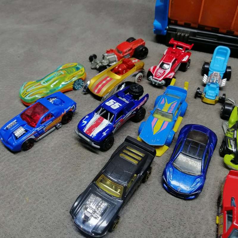 Fantastic!!! Large Original Hotwheel Racing Collection with Carry Case!!!