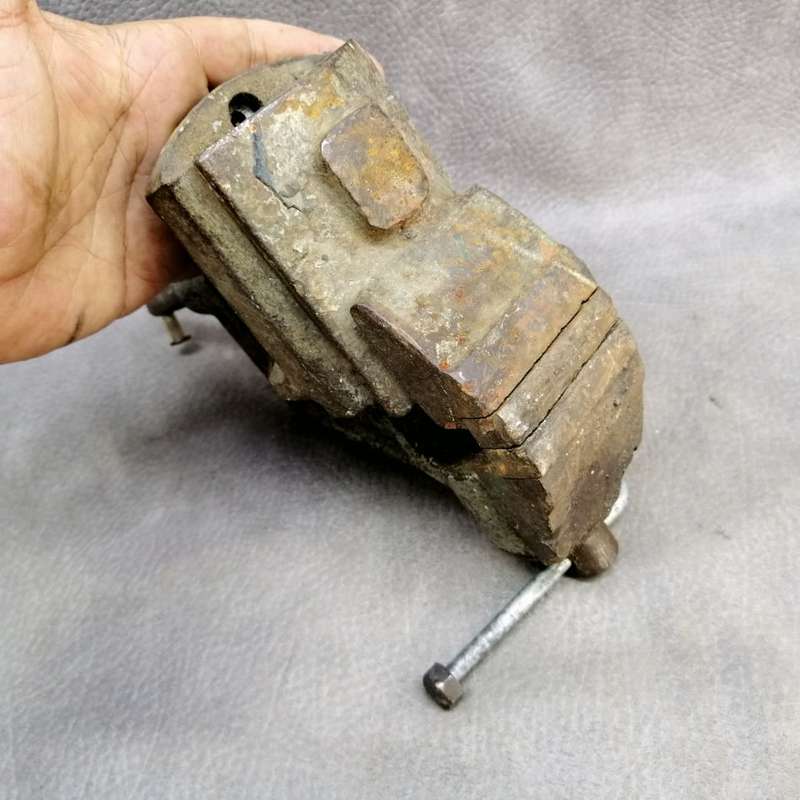 FEG 60 Cast Metal Bench Mount Vice and Anvil Top - Working