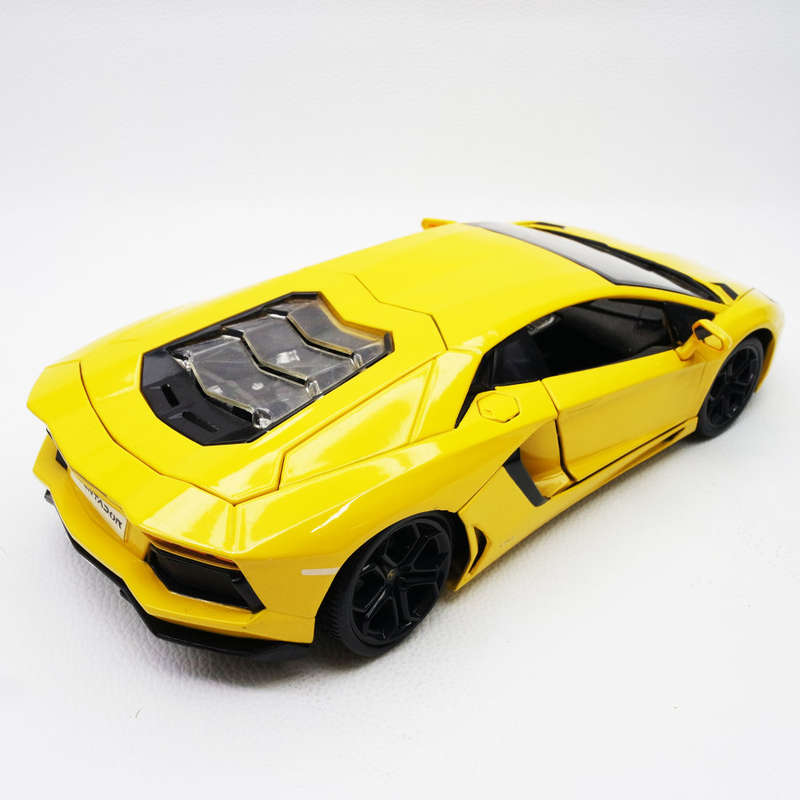 Fantastic!!! Large Scale 1:18 Die Cast Metal Lamborghini Aventador!!