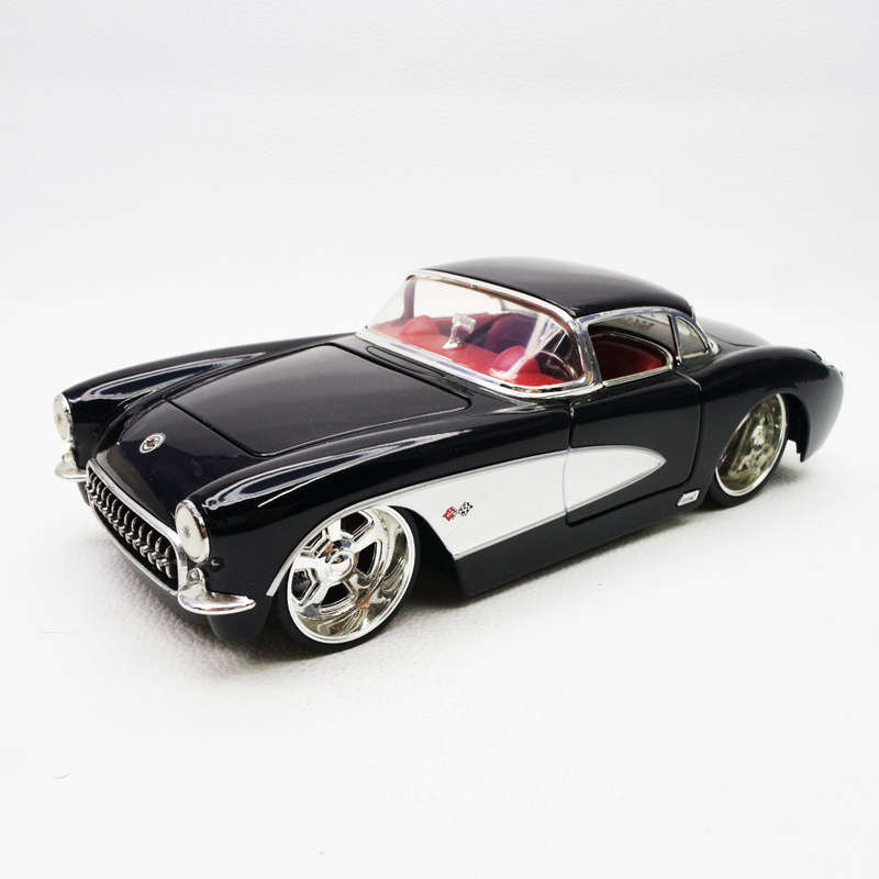 Fantastic!!! Scale 1:24 Die Cast Metal 1957 Chevy Corvette!!