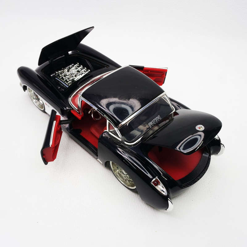 Fantastic!!! Scale 1:24 Die Cast Metal 1957 Chevy Corvette!!