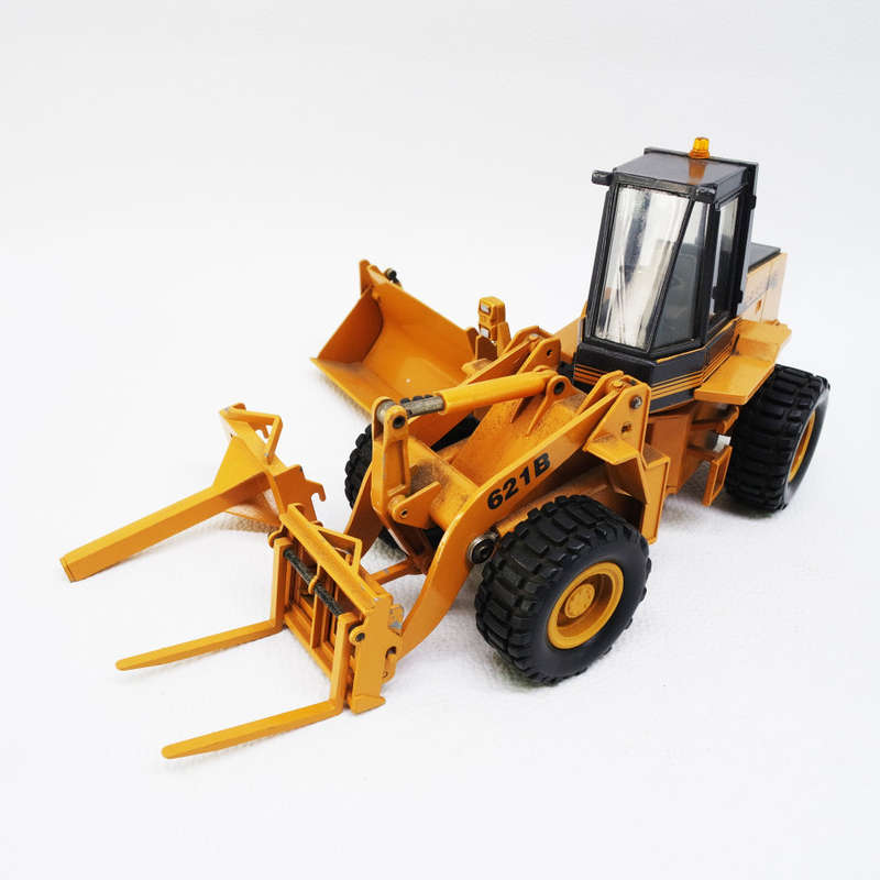 Original Die Cast Metal German CASE 621 B Front Loader and Attachments !!!