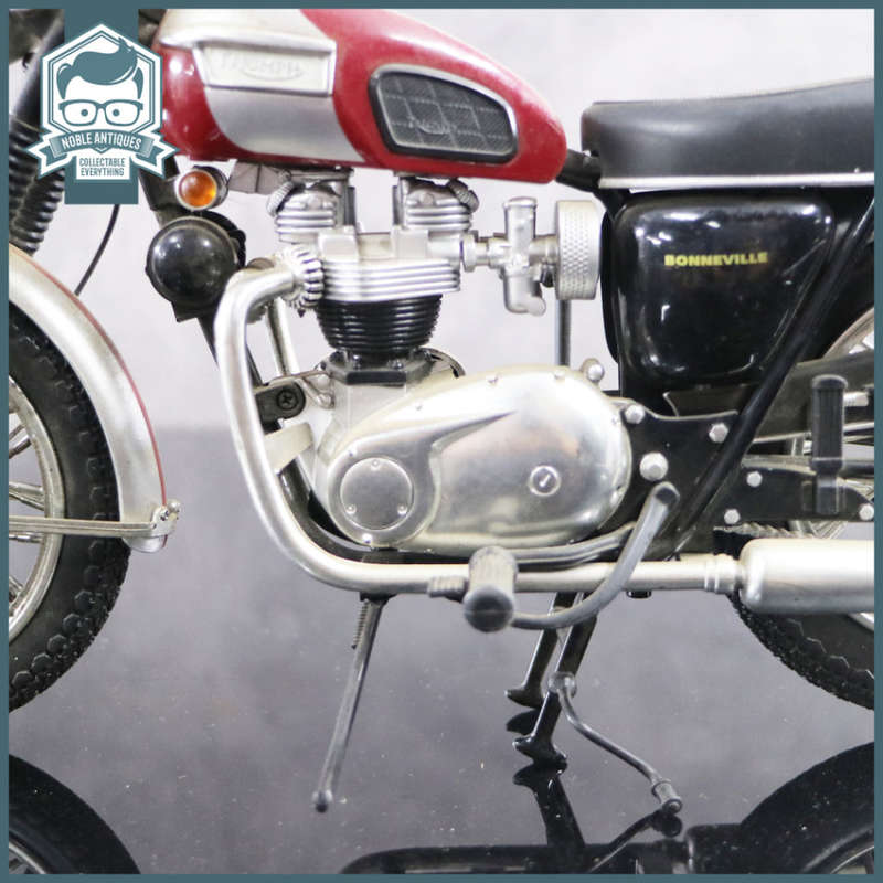 LARGE Highly Detailed Die Cast Triumph Bonneville Scale 1:10 Motorcycle!!! 35cm!!!