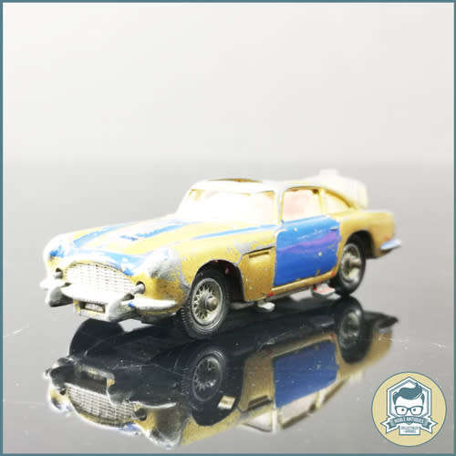 Vintage Die Cast Corgi James Bond Aston Martin DB5!!!