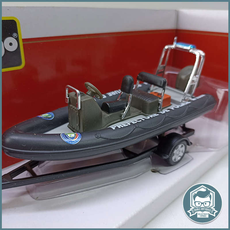 Bburago Land Rover Defender with trailer and Zodiac Police Boat Scale 1:50 (Boxed)!!!