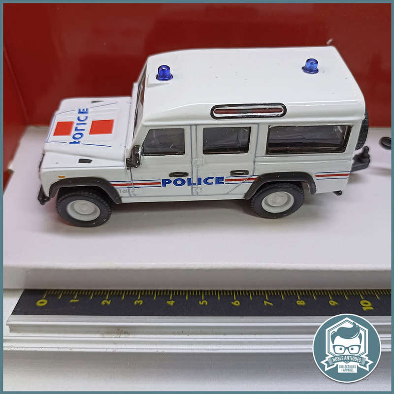 Bburago Land Rover Defender with trailer and Zodiac Police Boat Scale 1:50 (Boxed)!!!