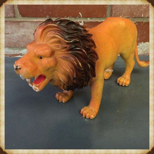 Large Vintage Hard Plastic Lion (+-280 x 200)