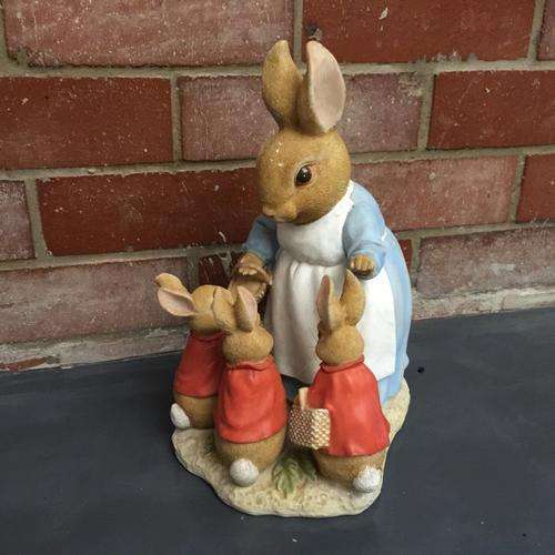 REAR 30cm World of Beatrix Potter "Mrs Rabit and Children" (very good condition)