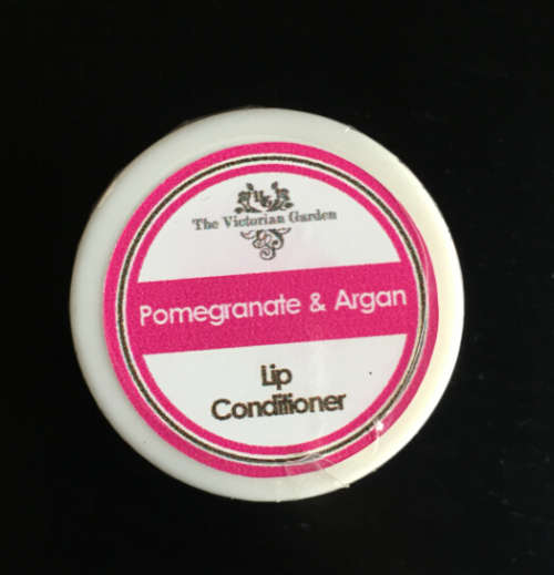 100% natural and organic ingredients. Pomegranate and Agan lip conditioner