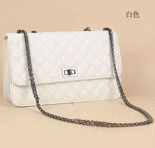 Classical Guilted  shoulder bag. white color. Shipping R30