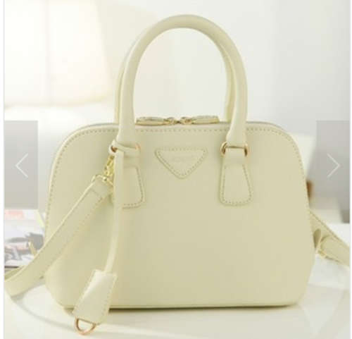 Star loves bright color shoulder bag/ handbag. small size for casual! shipping R30. white color