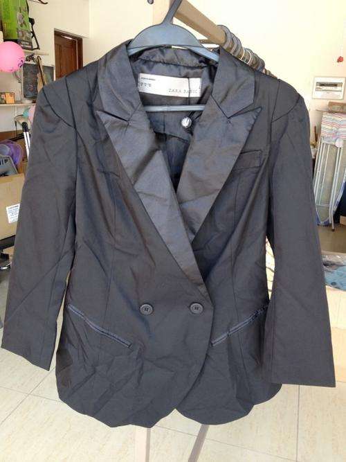 Fashion office suit high quality blazer. Size 30. Shipping fee R30. On promotion