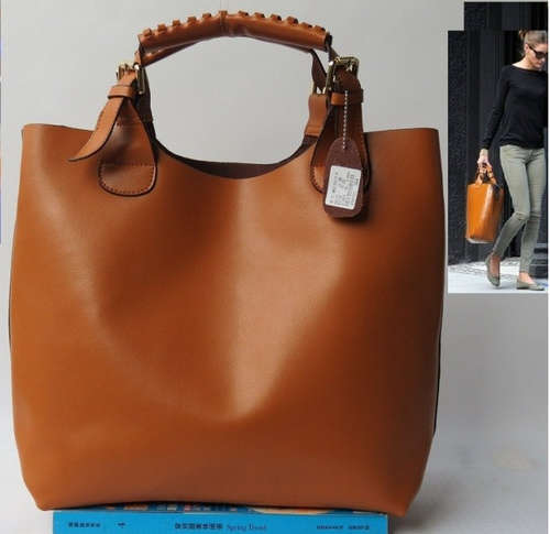 Classic large capacity handbag. Brown color. Shop will be closed on 2014.11.17-2015.1.1