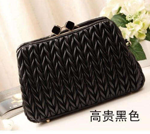 Vintage! retro flip style ladies chain handbag. Black color.