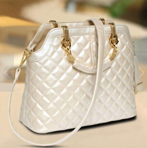 Elegant pearl white classic handbag, with strape. Normal size