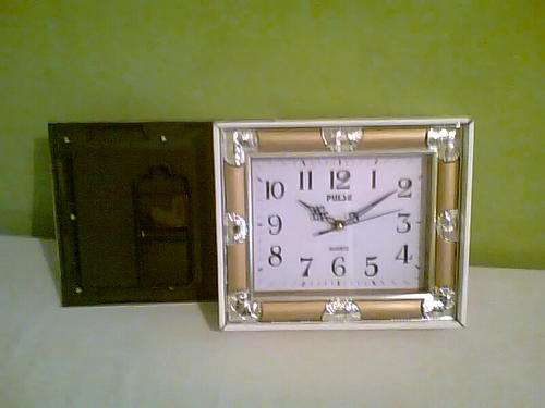 wall clock including battery