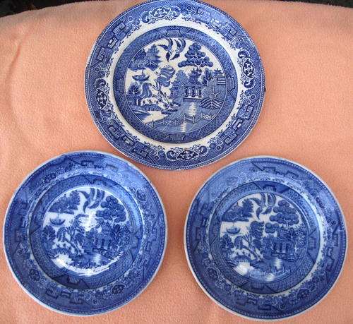 BLUE WILLOW PLATES X3