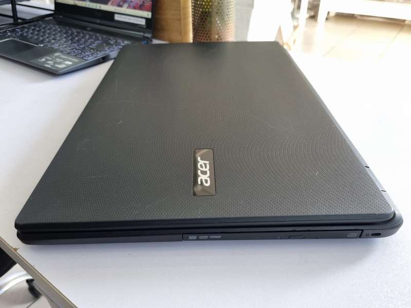 Acer Aspire ES 17 Intel Pentium Quad Core/ 8GB RAM/ 250GB SSD/ Massive!! 17`HD Screen