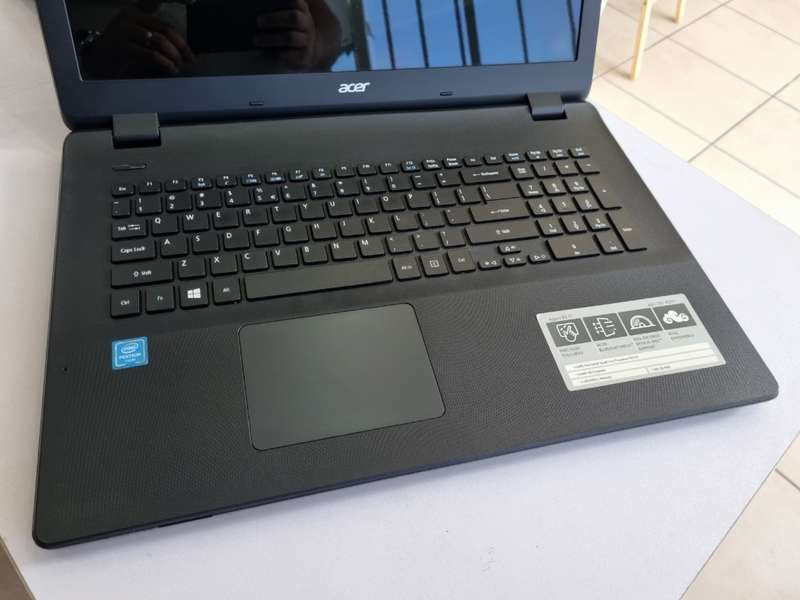 Acer Aspire ES 17 Intel Pentium Quad Core/ 8GB RAM/ 250GB SSD/ Massive!! 17`HD Screen