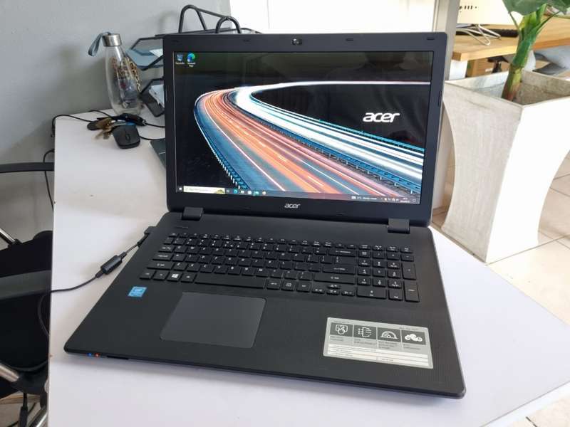 Acer Aspire ES 17 Intel Pentium Quad Core/ 8GB RAM/ 250GB SSD/ Massive!! 17`HD Screen