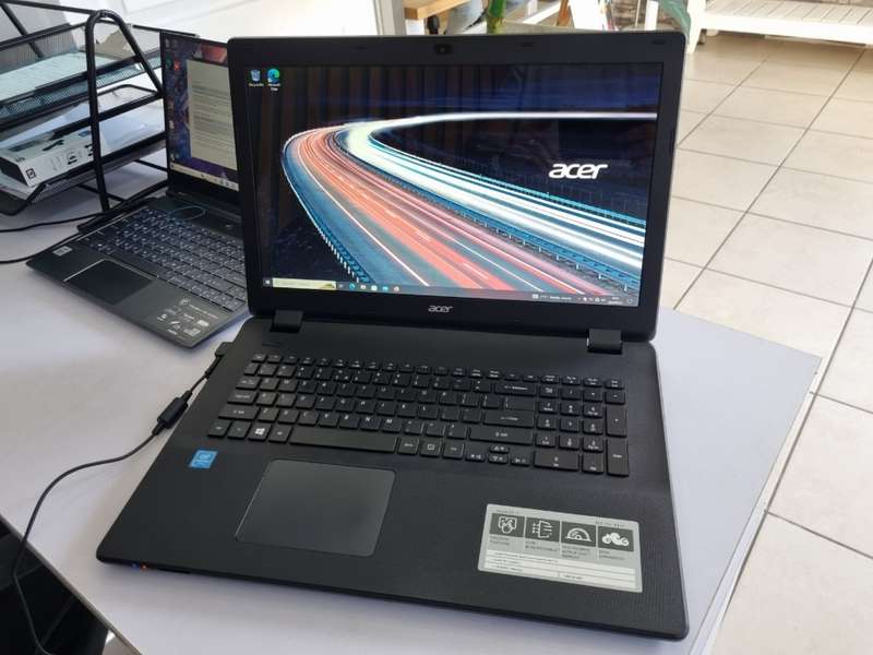 Acer Aspire ES 17 Intel Pentium Quad Core/ 8GB RAM/ 250GB SSD/ Massive!! 17`HD Screen