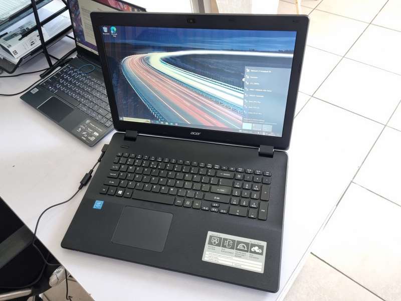 Acer Aspire ES 17 Intel Pentium Quad Core/ 8GB RAM/ 250GB SSD/ Massive!! 17`HD Screen