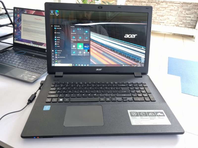 Acer Aspire ES 17 Intel Pentium Quad Core/ 8GB RAM/ 250GB SSD/ Massive!! 17`HD Screen